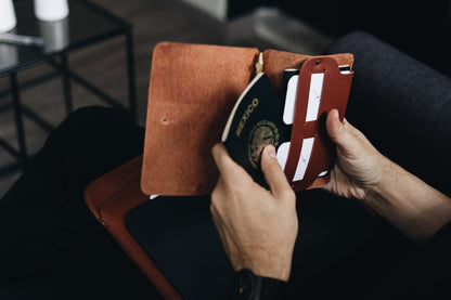 Lo Esencial - Passport Wallet